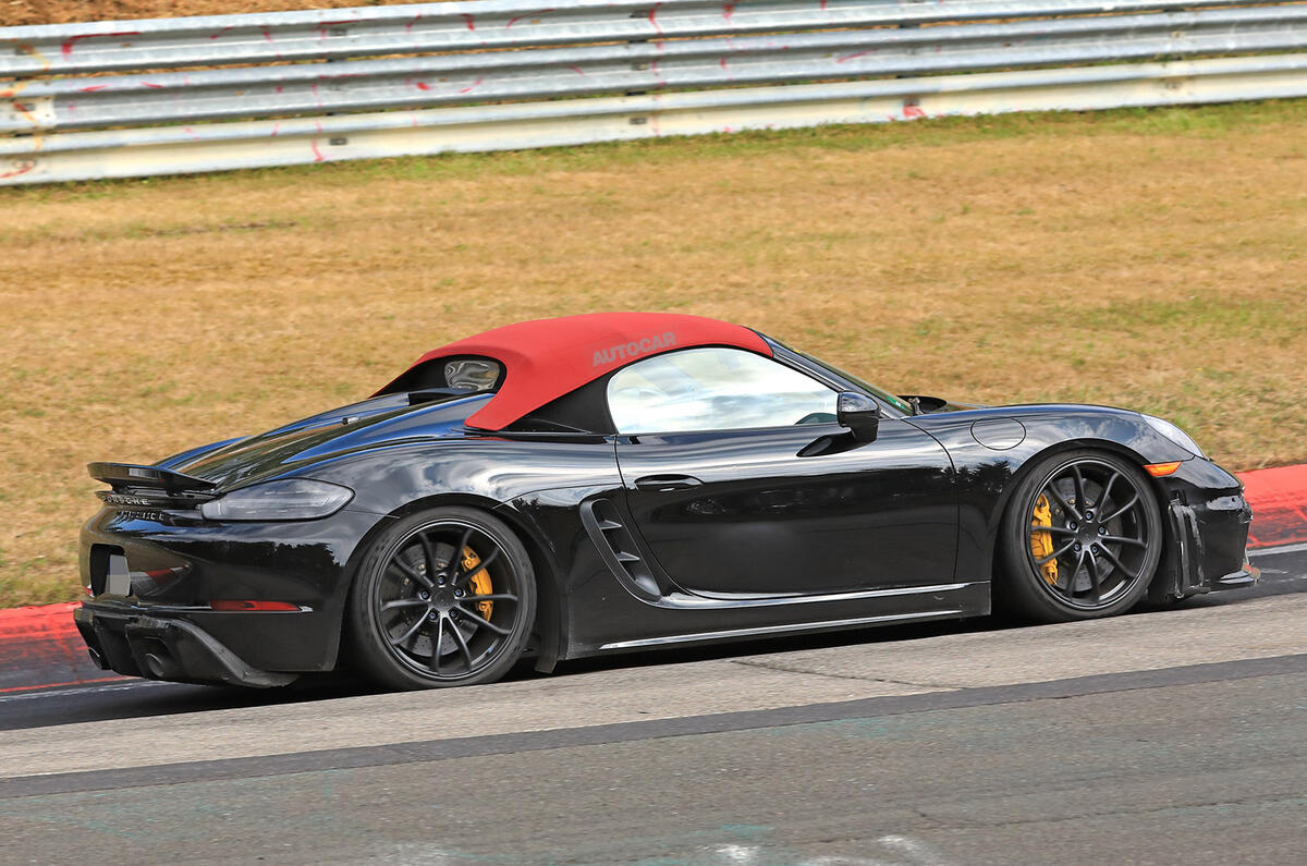 Porsche 718 Boxster Spyder: new pictures show bespoke roof setup
