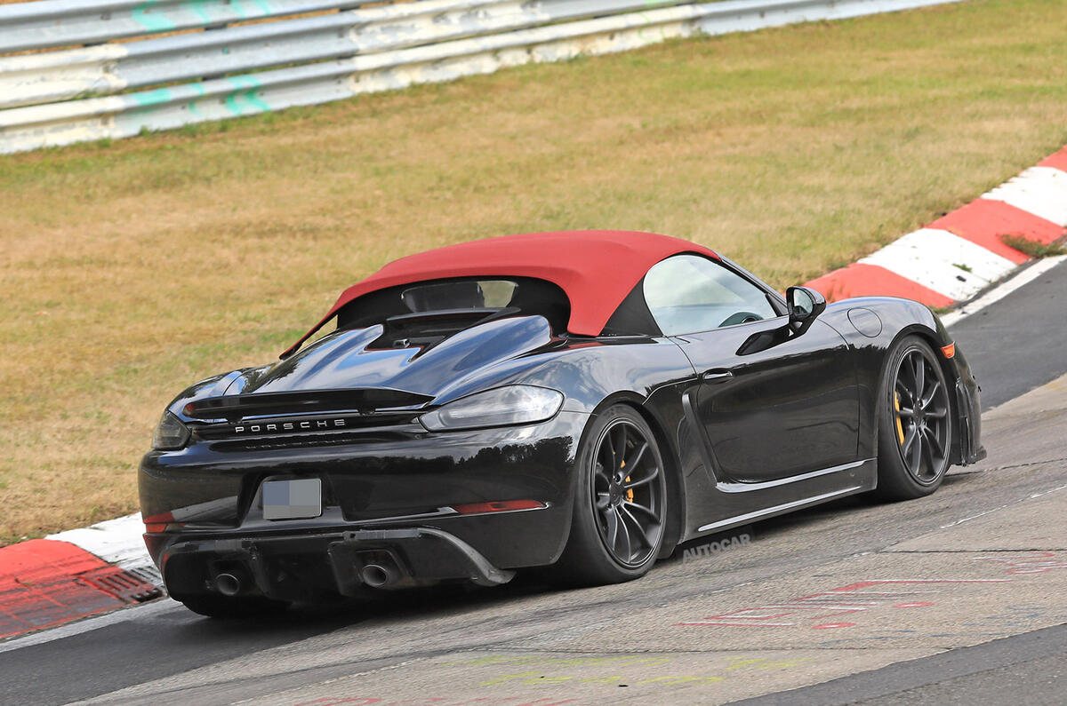 Porsche 718 Boxster Spyder: new pictures show bespoke roof setup