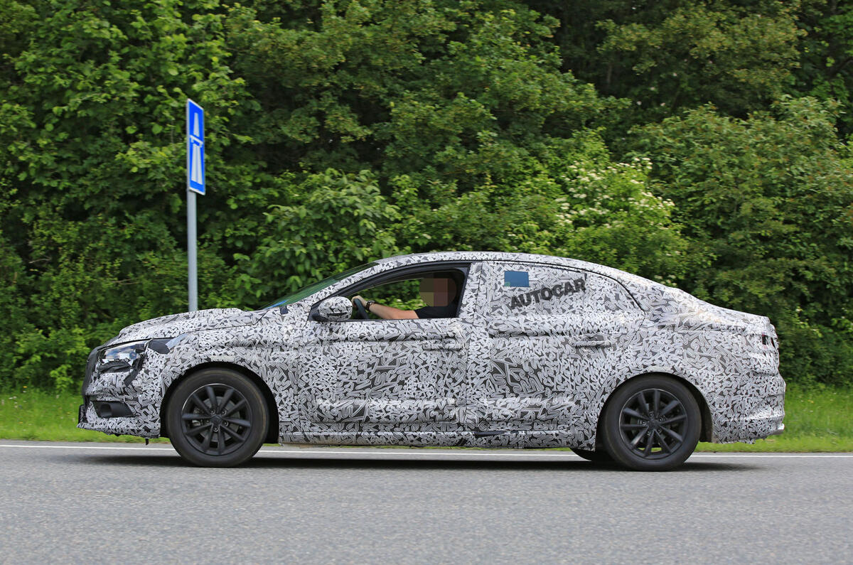 2017 Renault Mégane saloon spy shot