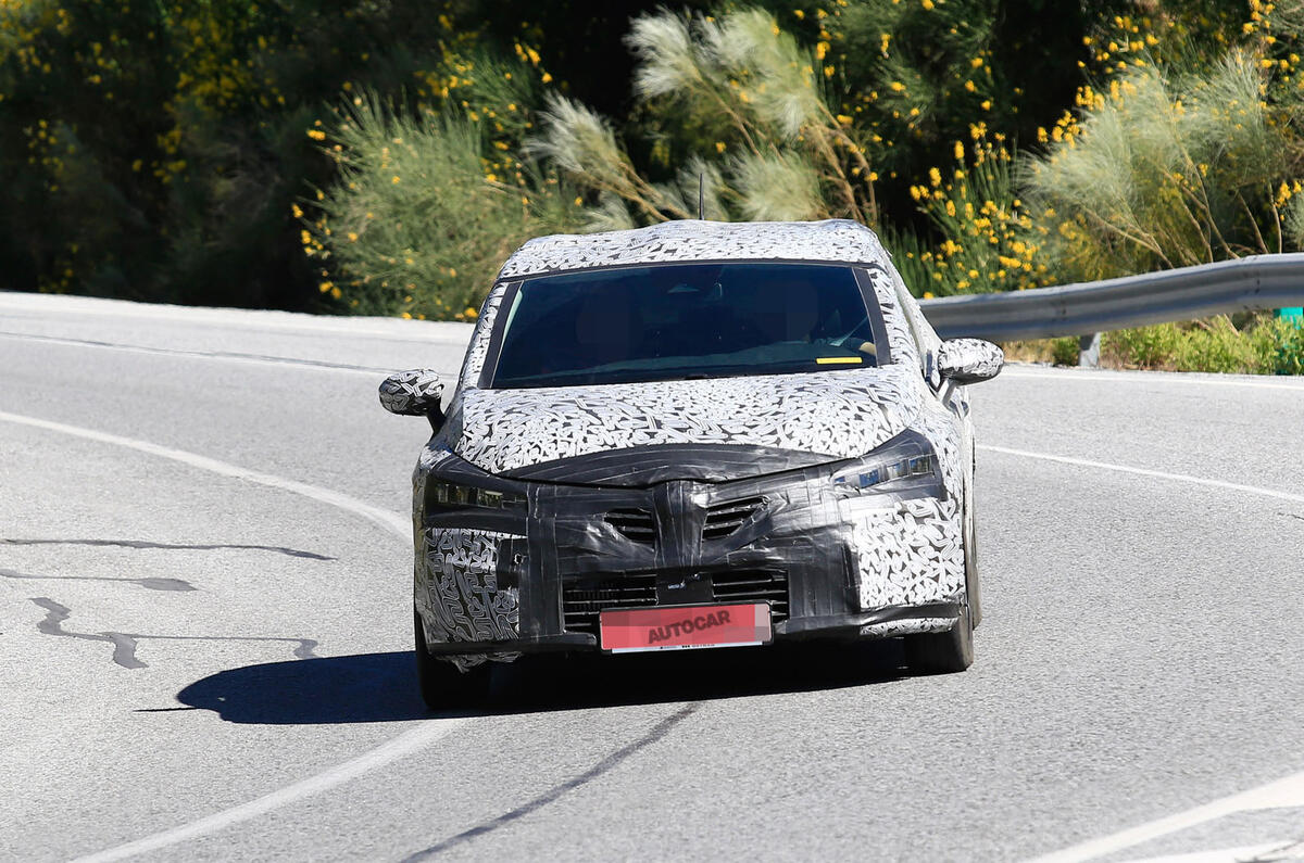 2019 Renault Clio: new pictures of high-tech hatchback