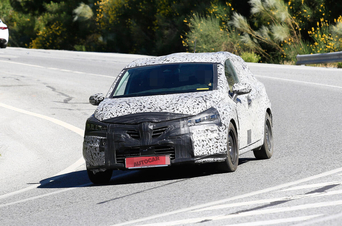 2019 Renault Clio: new pictures of high-tech hatchback