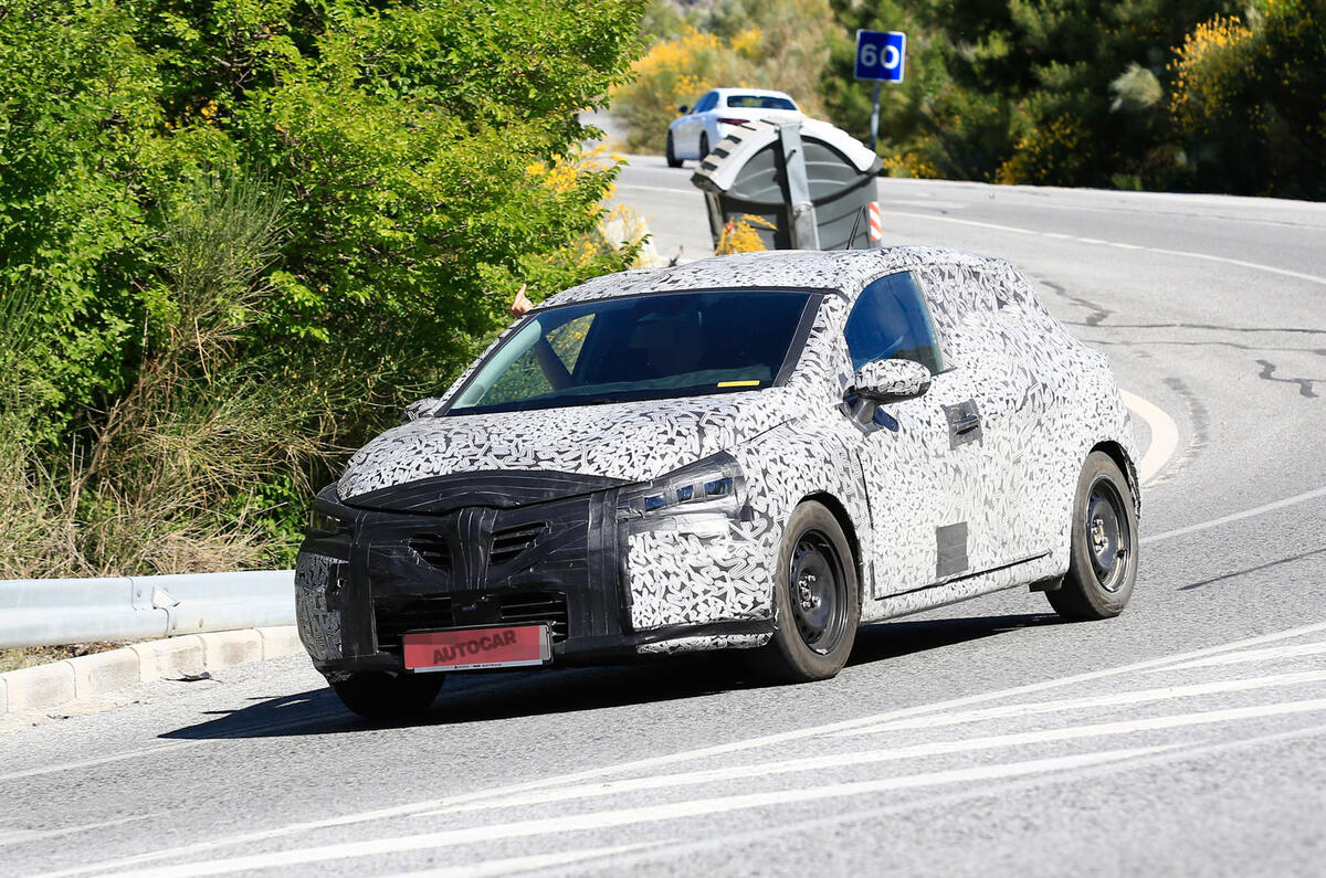 2019 Renault Clio: new pictures of high-tech hatchback