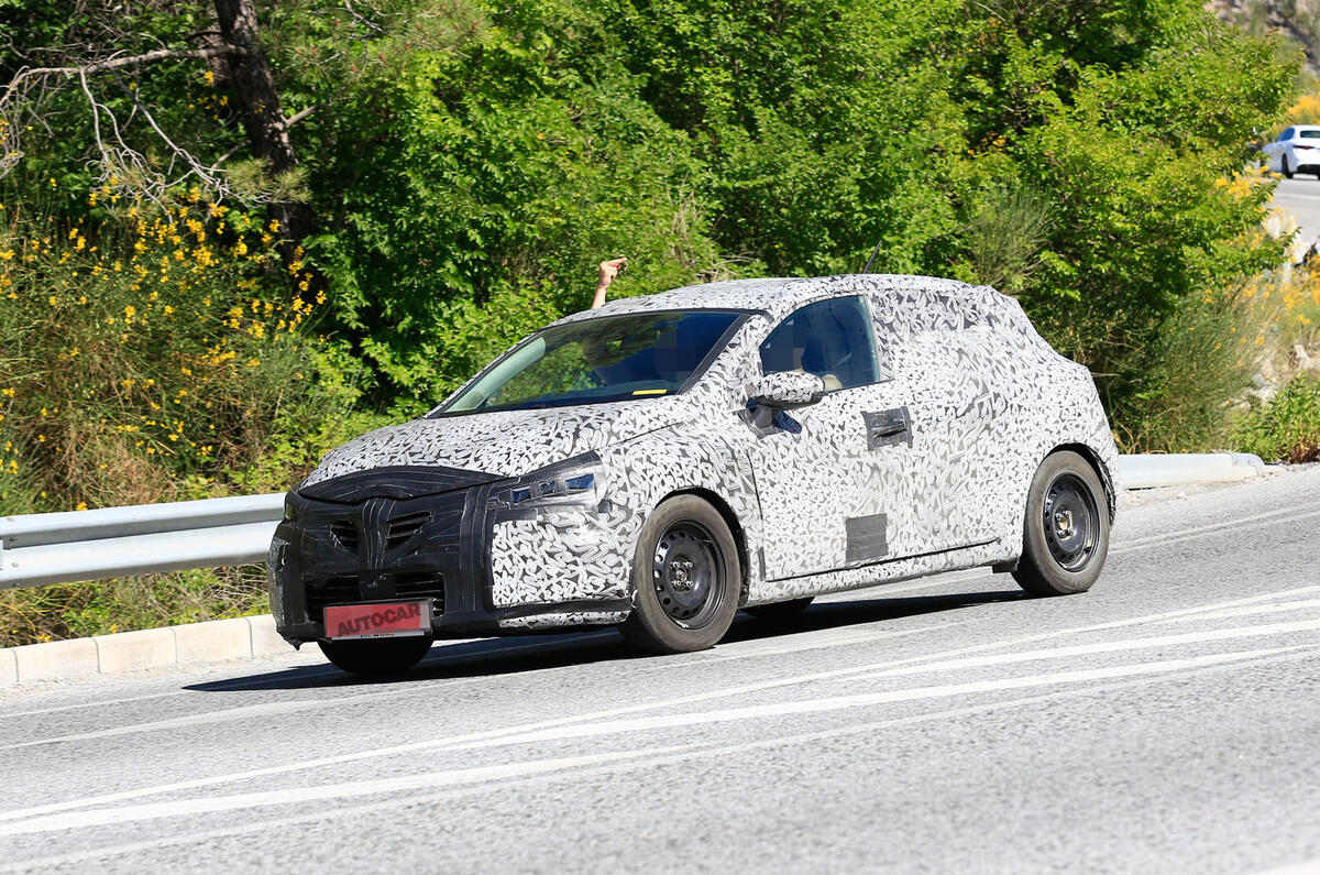 2019 Renault Clio: new pictures of high-tech hatchback