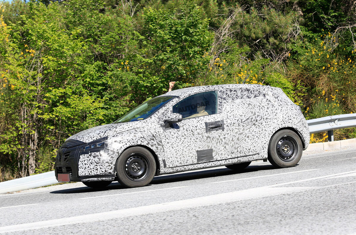 2019 Renault Clio: new pictures of high-tech hatchback