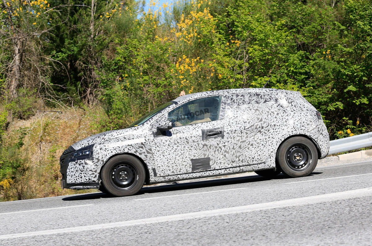 2019 Renault Clio: new pictures of high-tech hatchback