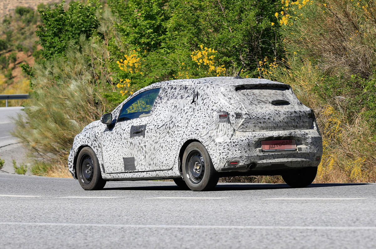 2019 Renault Clio: new pictures of high-tech hatchback