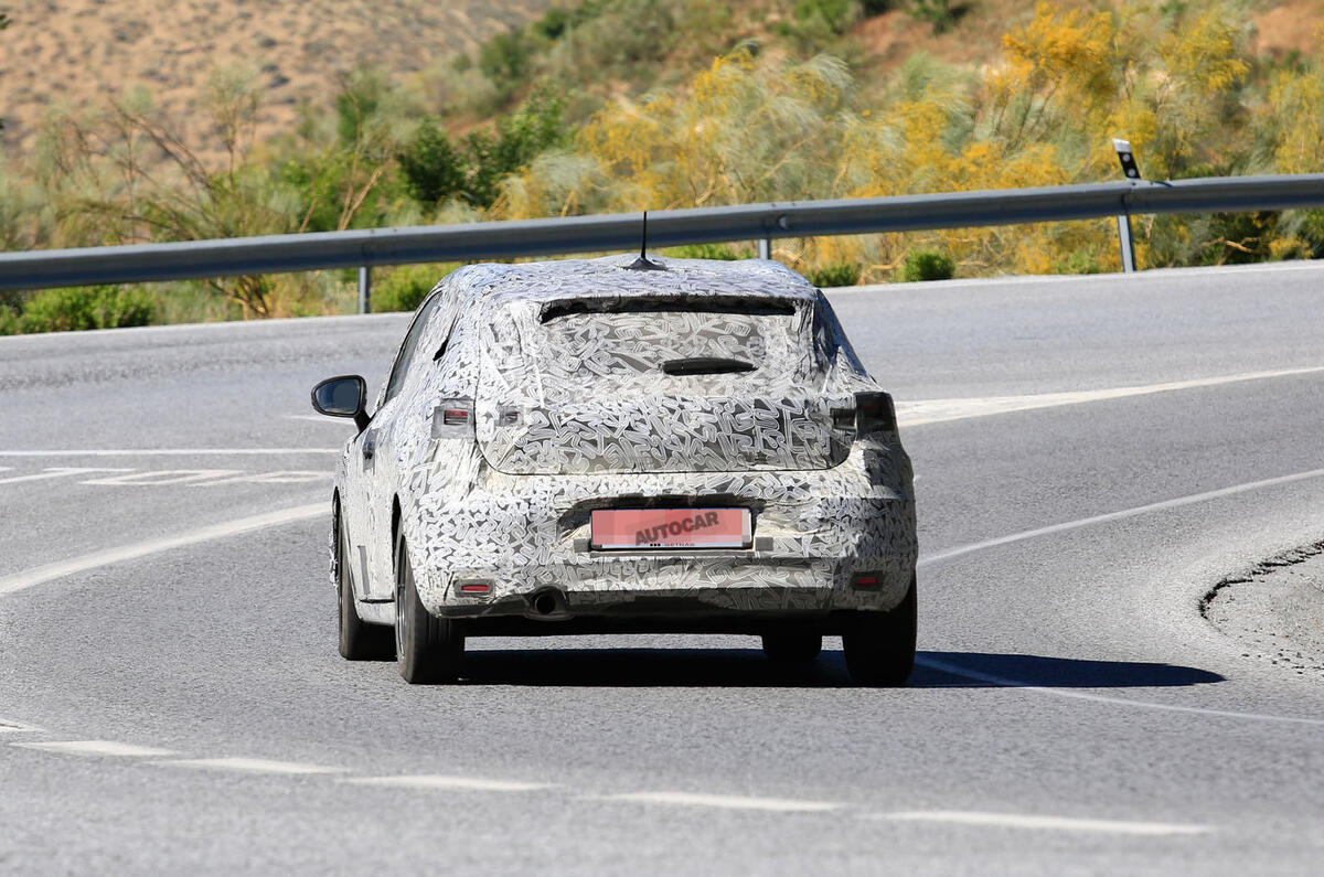 2019 Renault Clio: new pictures of high-tech hatchback