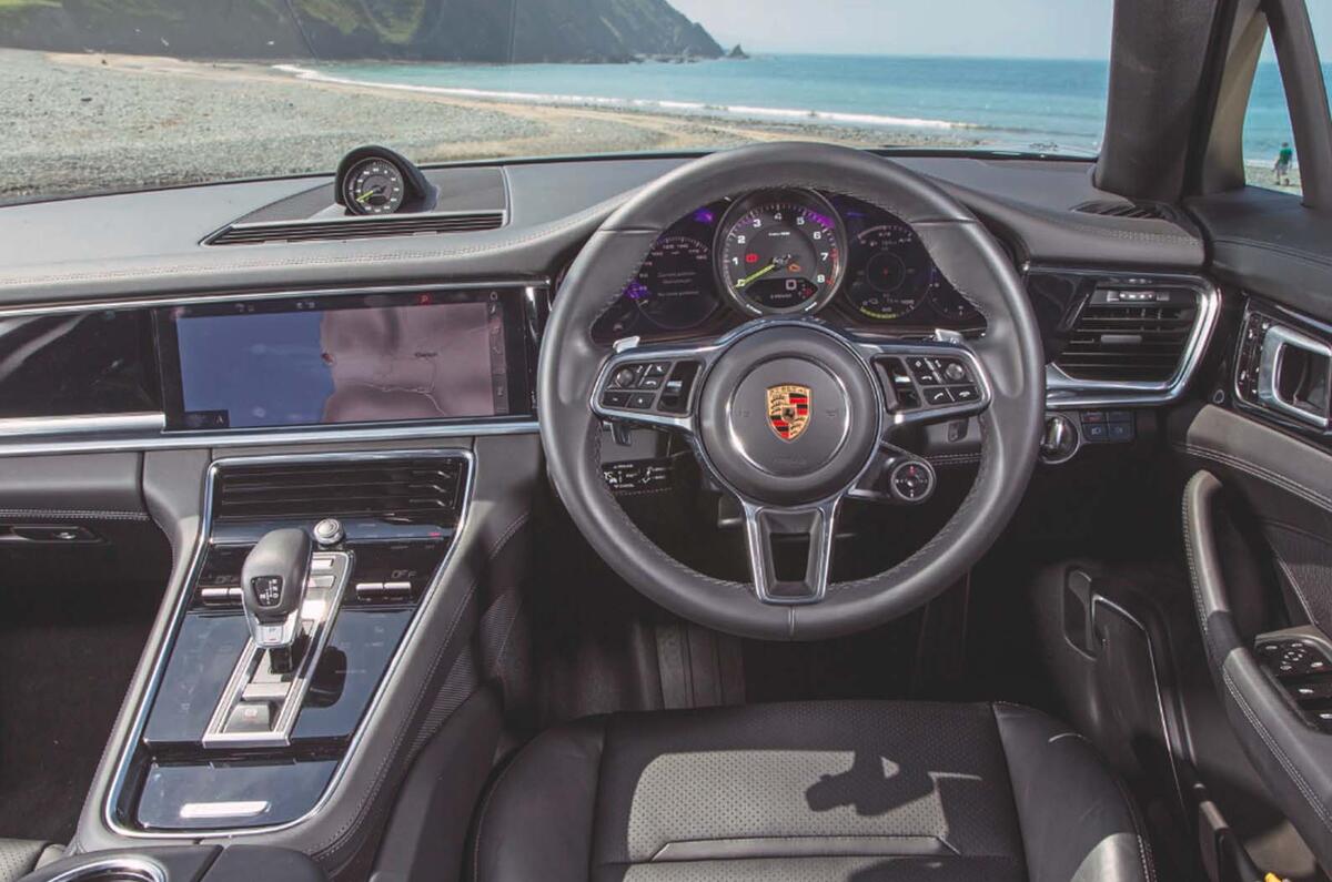 Mercedes-Benz CLS vs Porsche Panamera