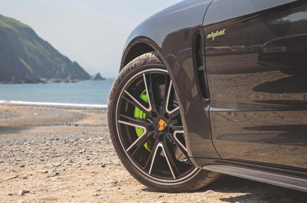 Mercedes-Benz CLS vs Porsche Panamera