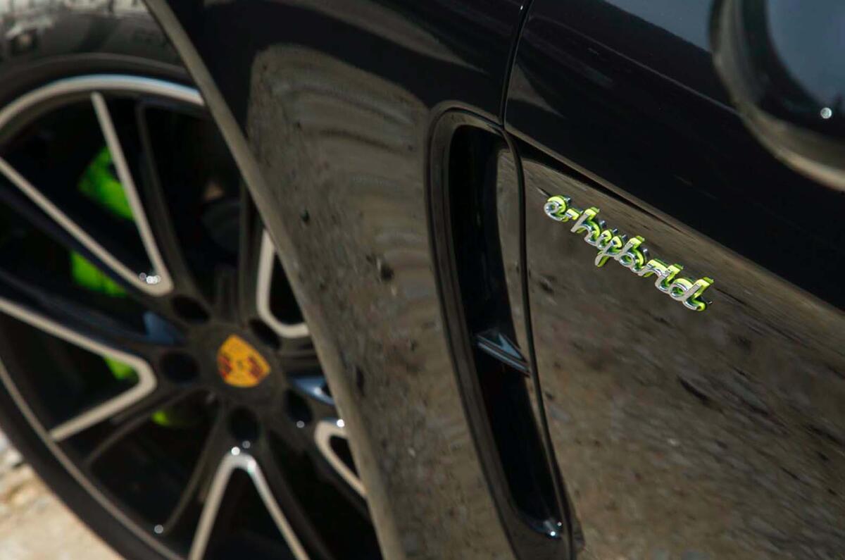 Mercedes-Benz CLS vs Porsche Panamera