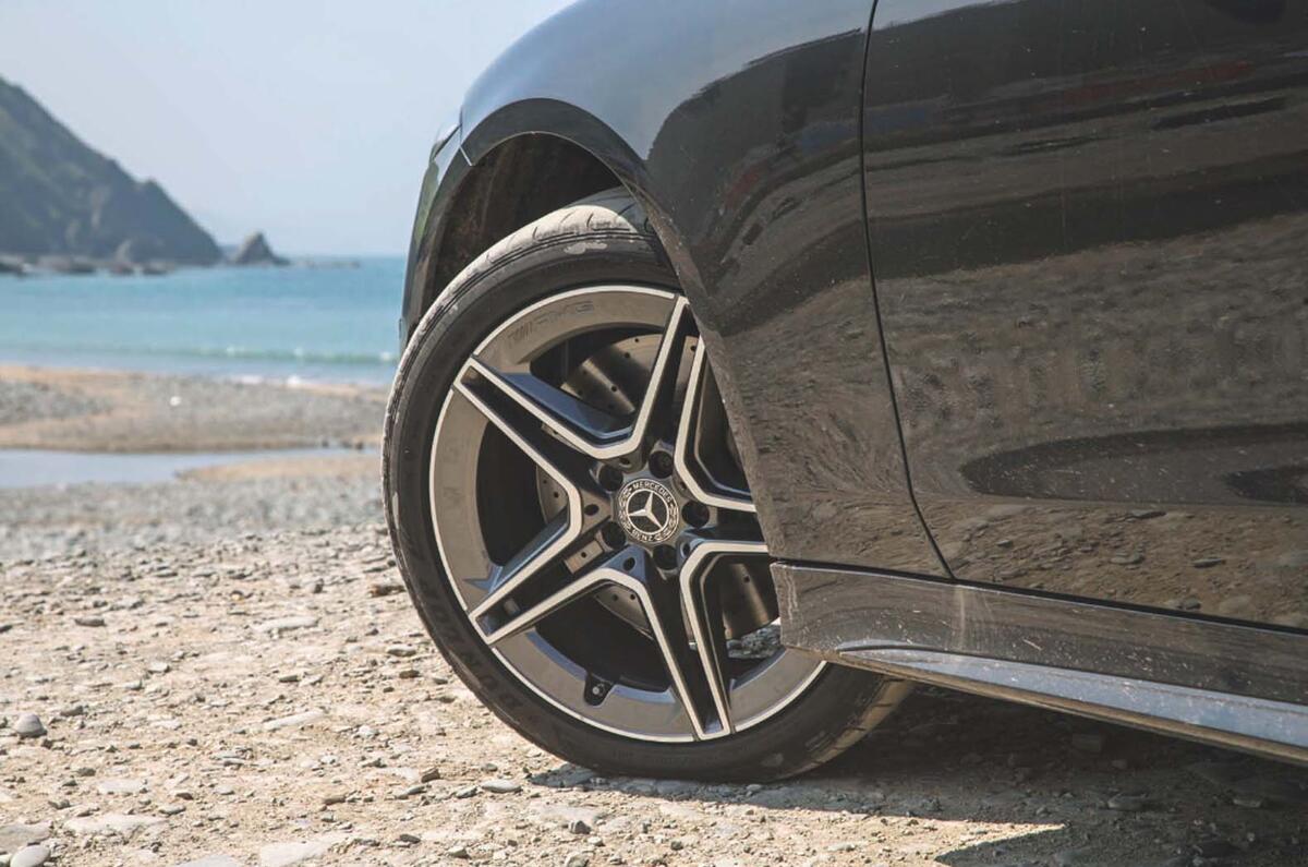 Mercedes-Benz CLS vs Porsche Panamera