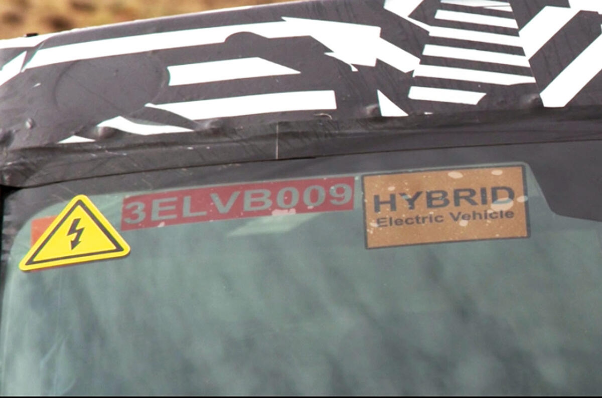 2020 Land Rover Defender spyshots - EV sticker