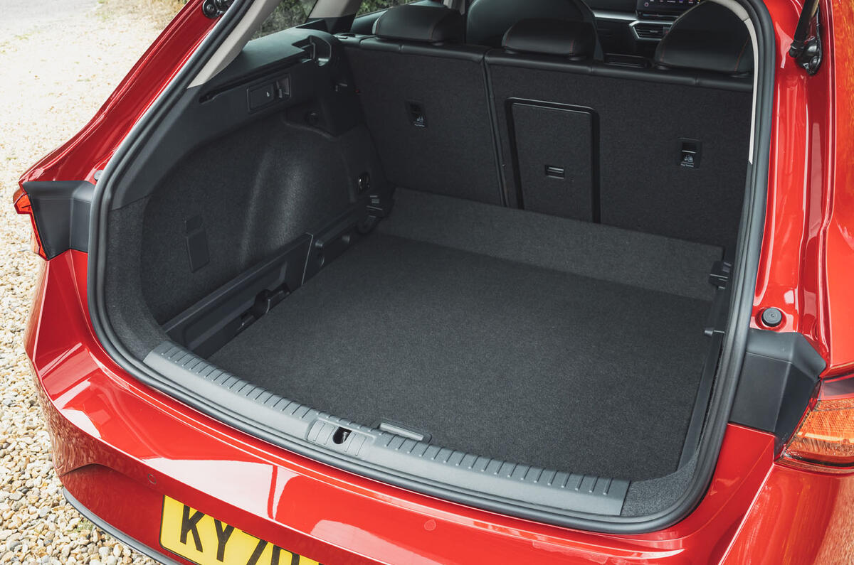 Seat Leon Estate 2020 boot red Seat Leon Estate 2020 boot red