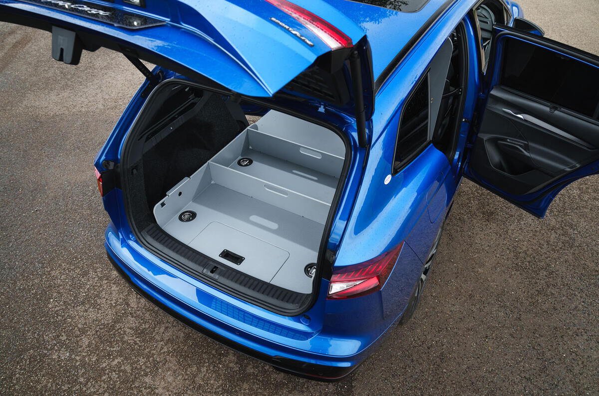 Skoda Enyaq Cargo load bay with dividers Skoda Enyaq Cargo load bay with dividers