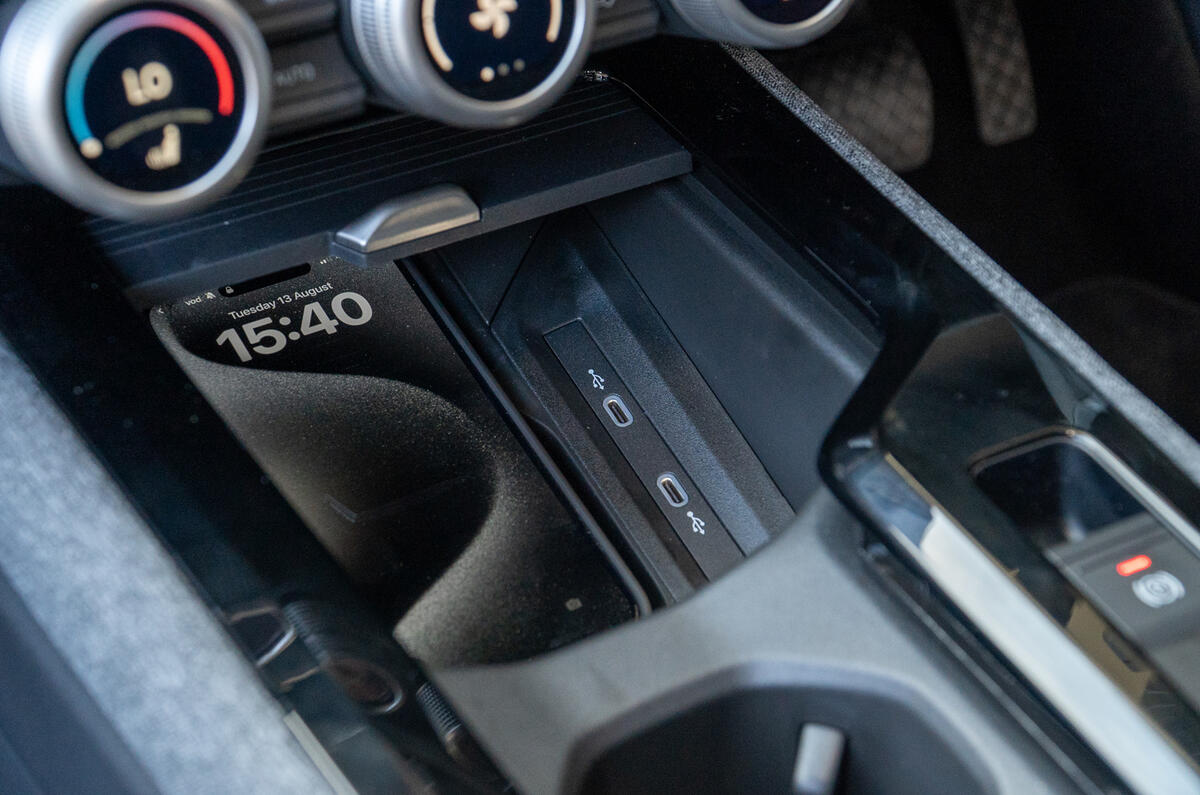 Skoda Superb wireless phone charger Skoda Superb wireless phone charger