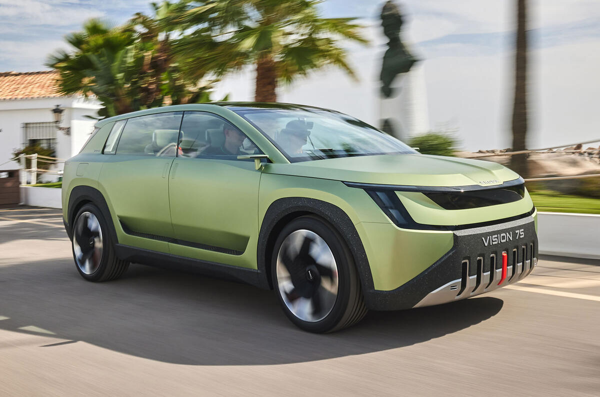Skoda Vision 7S 2022 front quarter tracking
