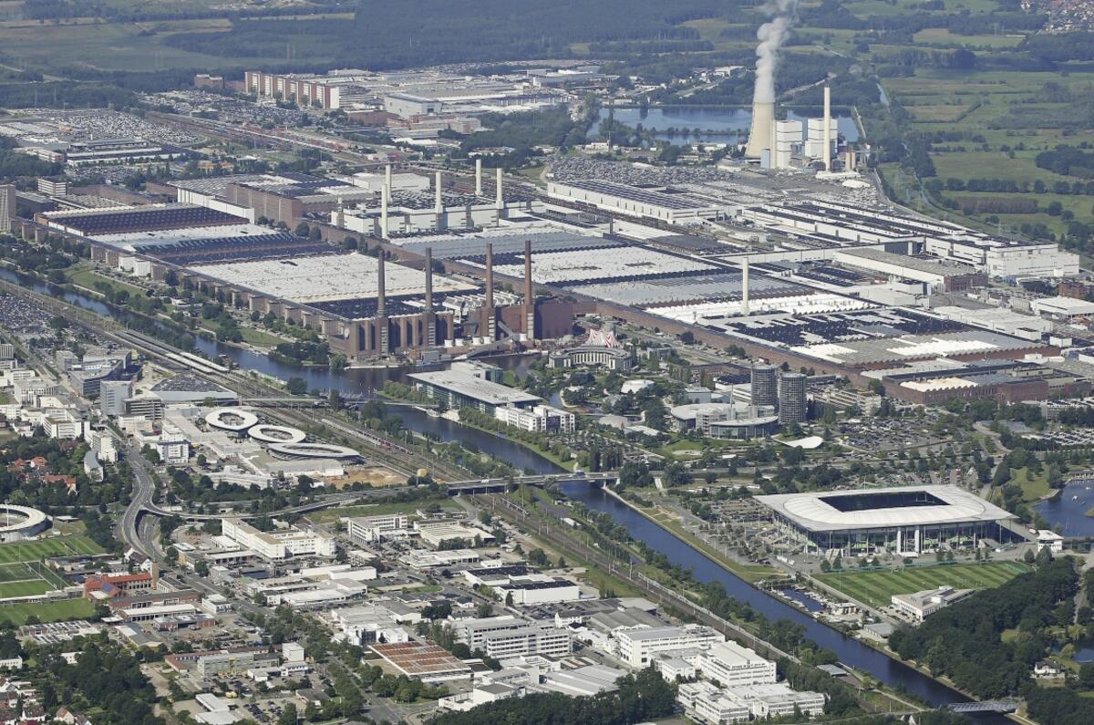 Small 23323 VolkswagenplantinWolfsburg