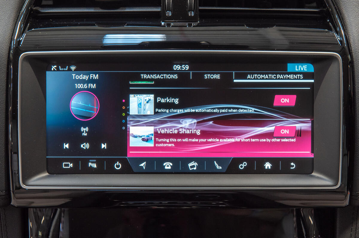 Jaguar F-Pace infotainment