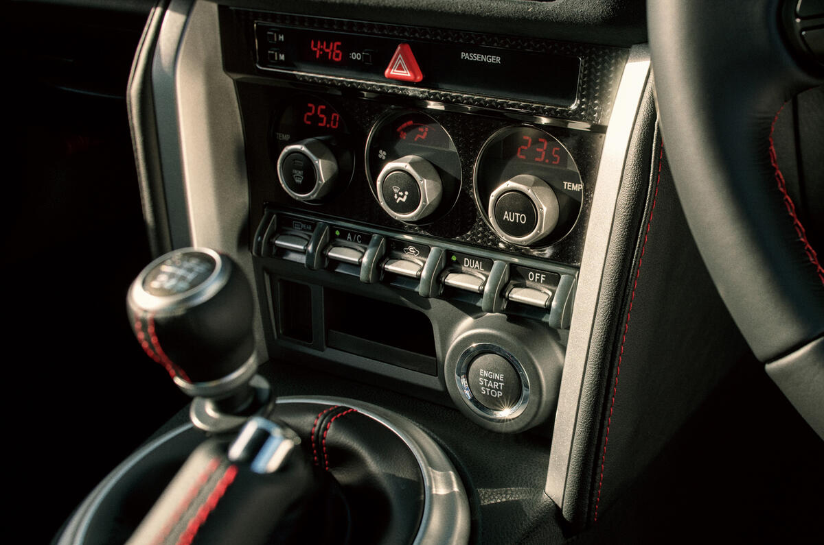 Toyota GT86 2016 interior