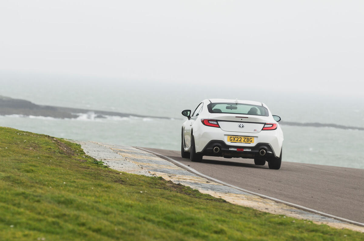 Toyota GR86 rear tracking