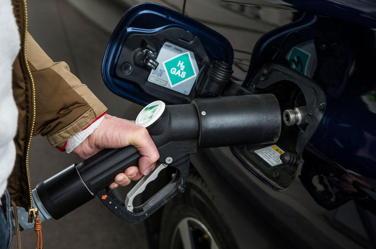 Toyota Mirai 2018 filling hydrogen