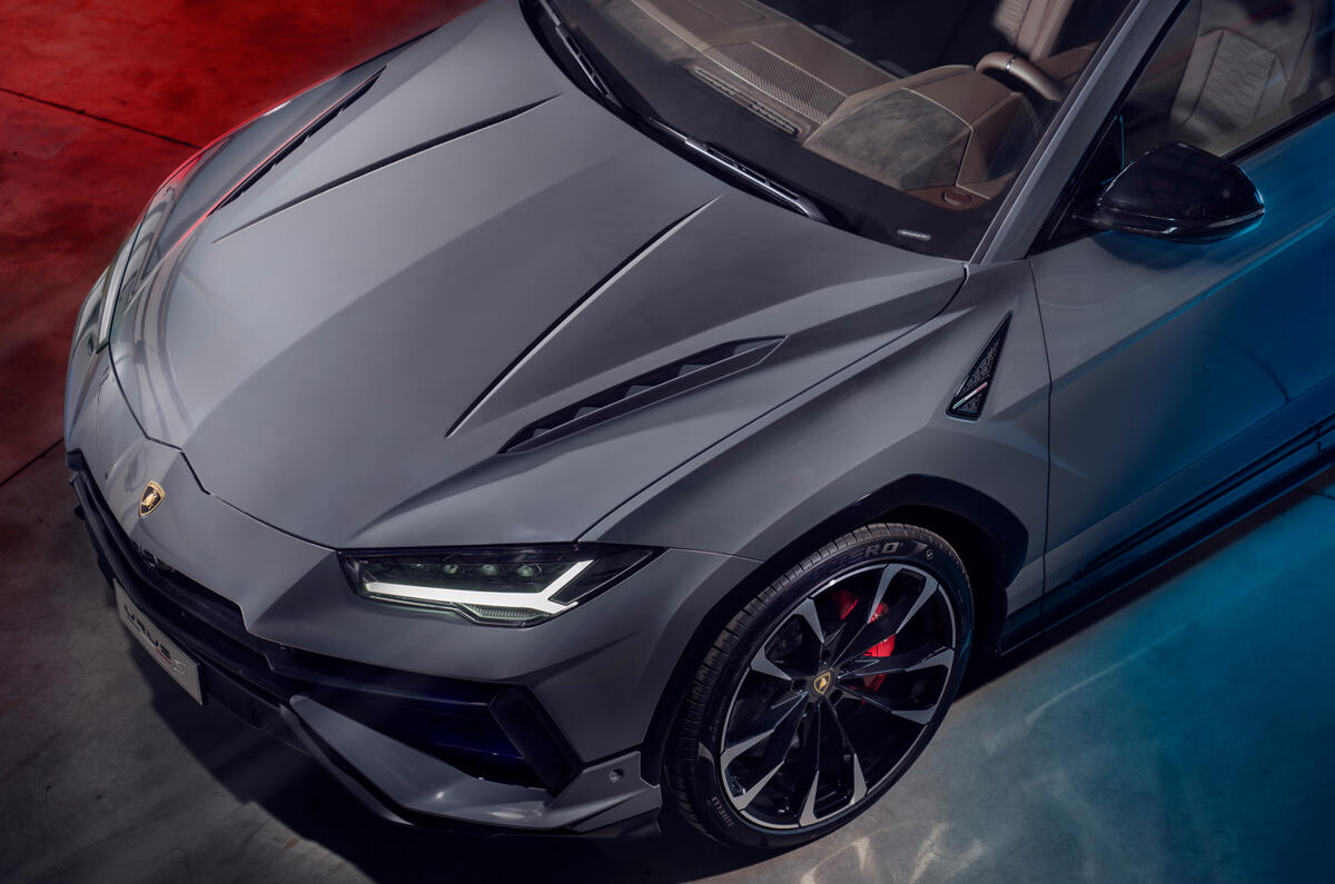 URUS S 3 4 FRONT CUT URUS S 3 4 FRONT CUT