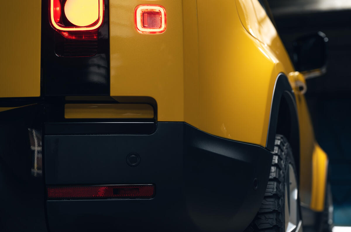 Valiance Convertible Defender bottom black detail