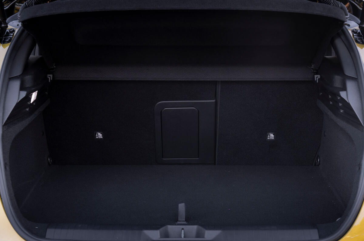 Vauxhall Astra review 2026 053