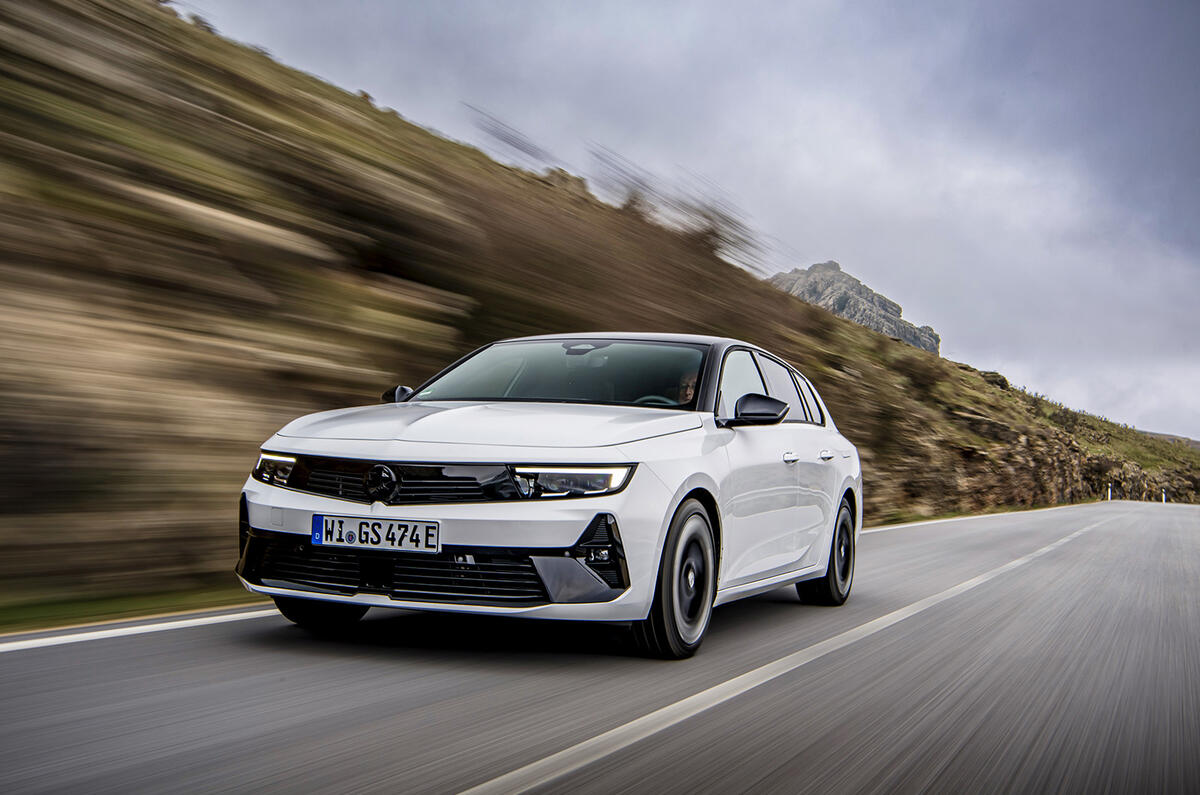 Vauxhall Astra Sports Tourer dynamic lead