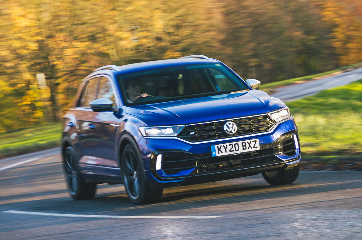 Volkswagen T Roc R 2020 front quarter tracking