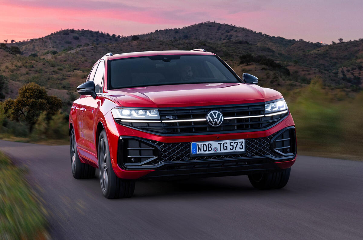 Volkswagen Touareg front night Volkswagen Touareg front night