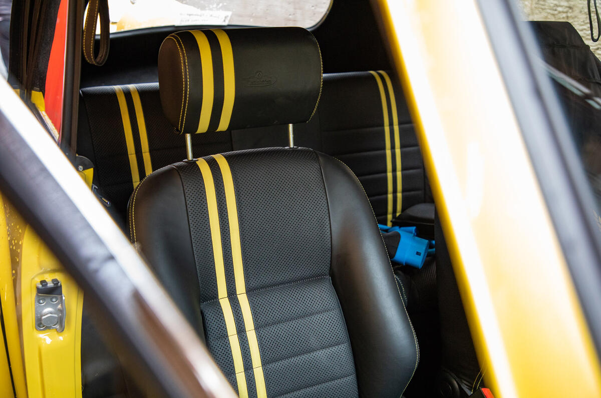 Volkswagen Beetle Bumblebee - interior