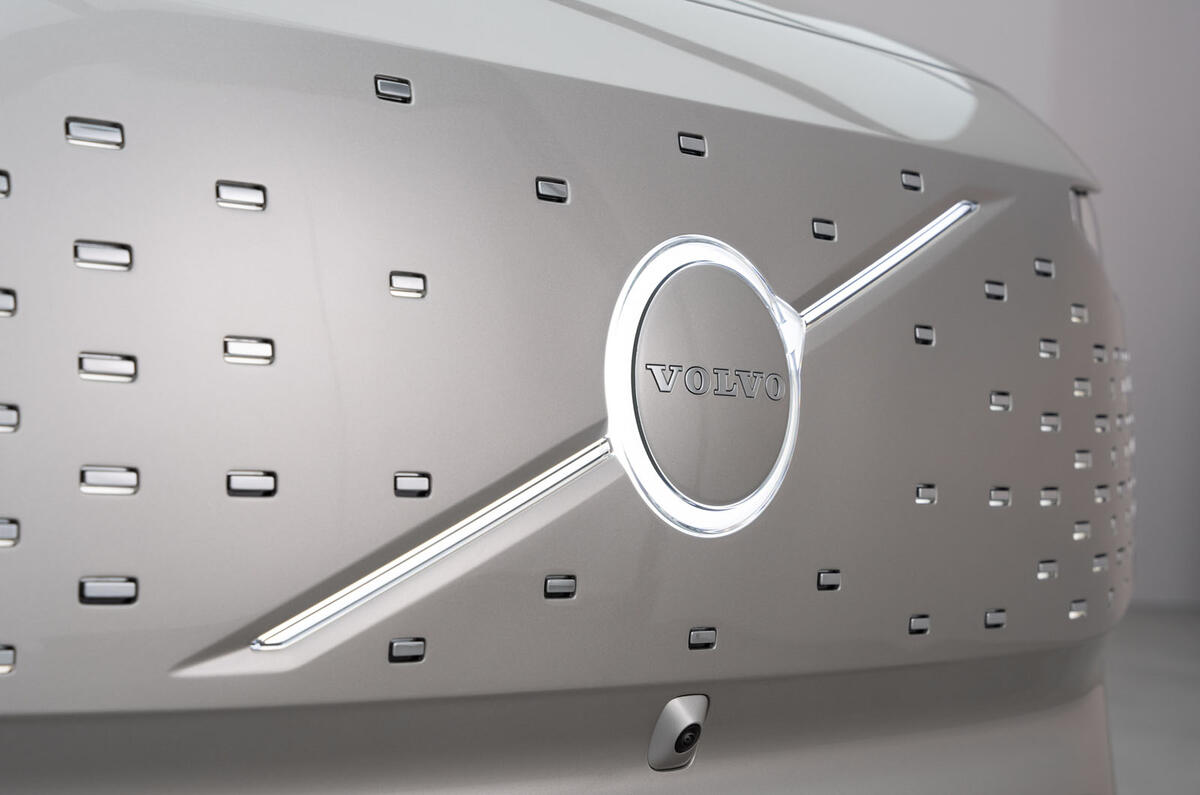 Volvo EM90 front badge lit up Volvo EM90 front badge lit up