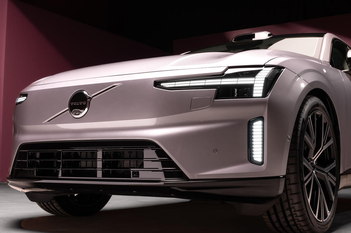 Volvo ES90 studio front close Volvo ES90 studio front close
