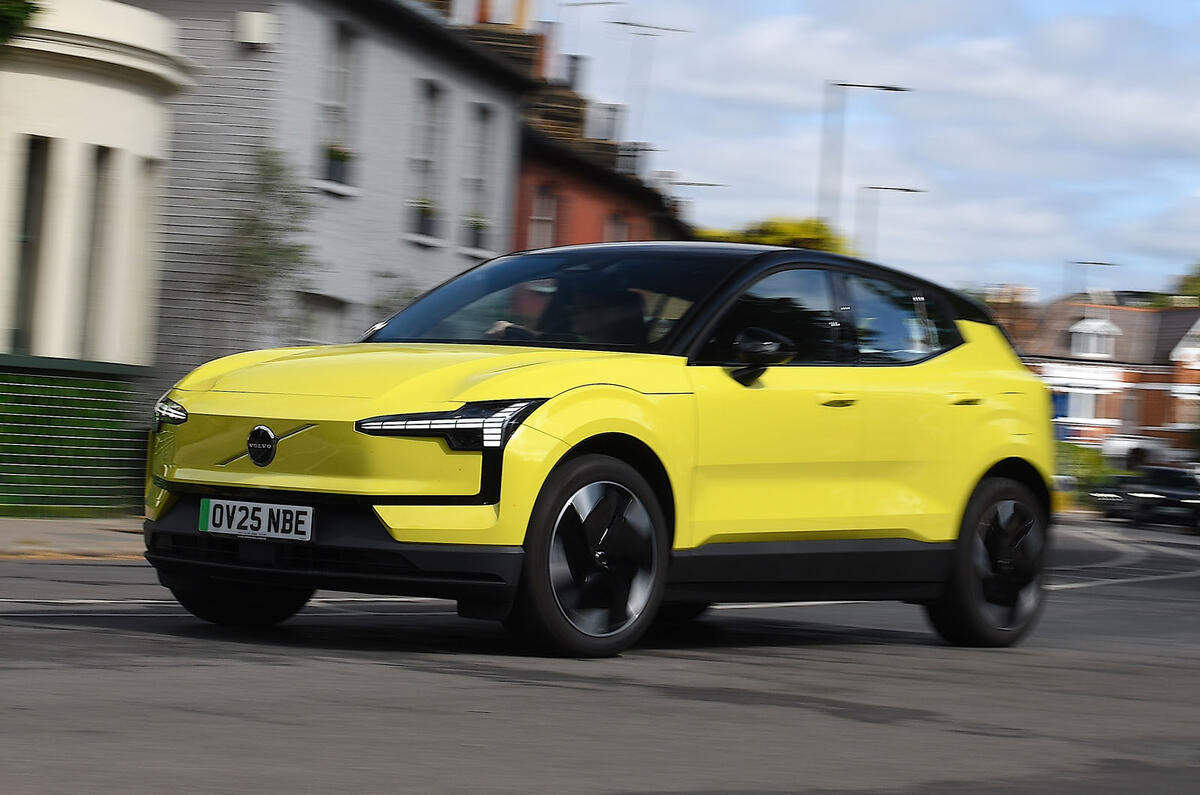 Volvo EX30 front quarter tracking