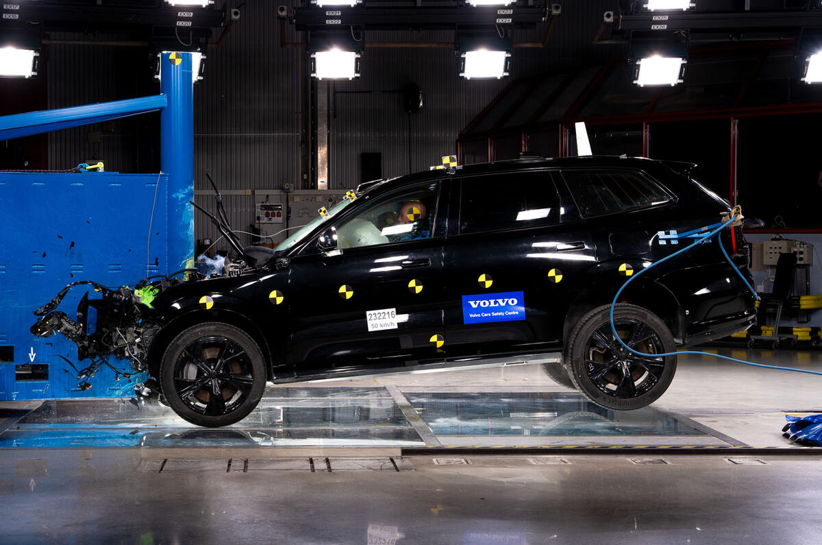 Volvo EX90 2024 side centre pole crash test Volvo EX90 2024 side centre pole crash test