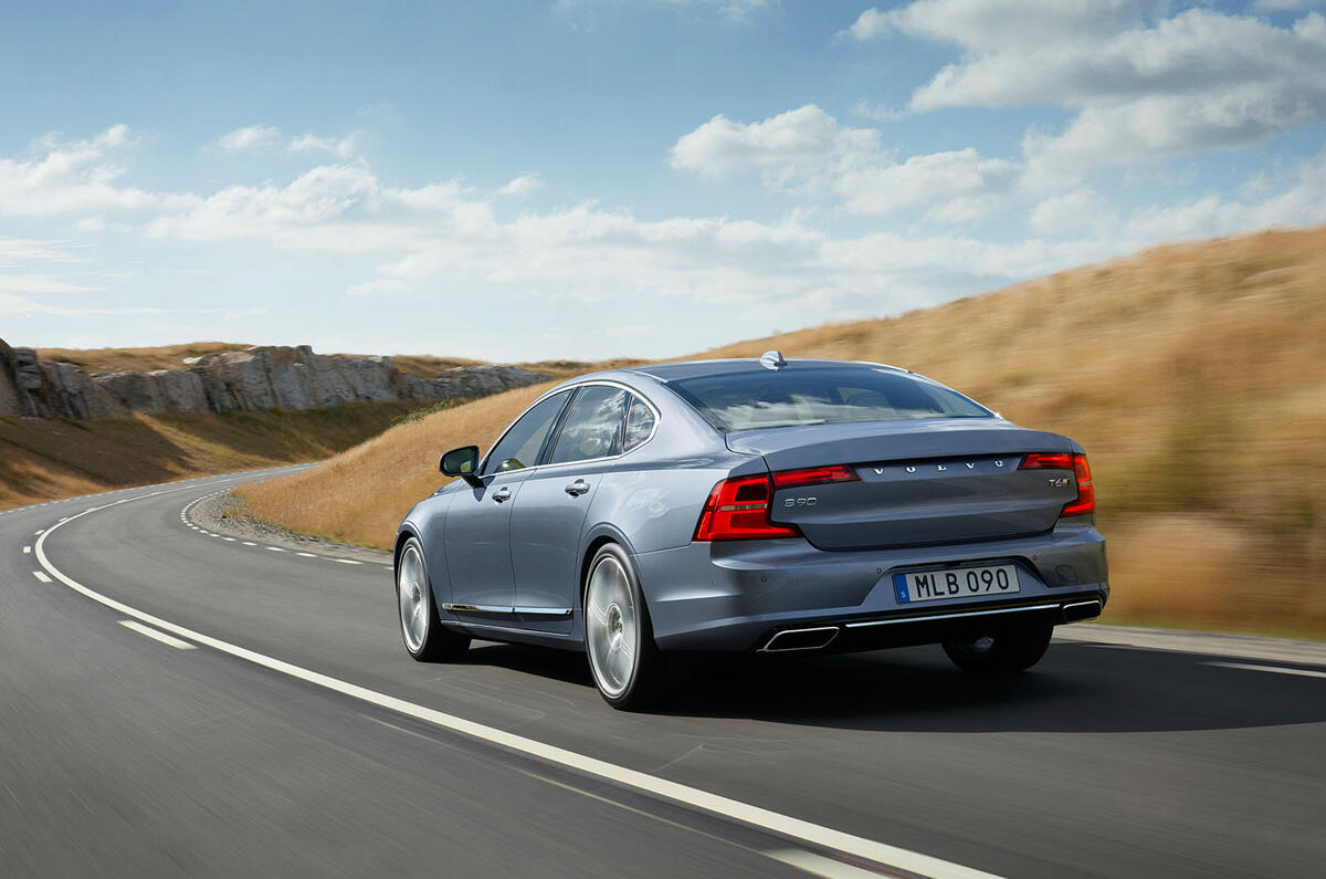 Volvo S90 action
