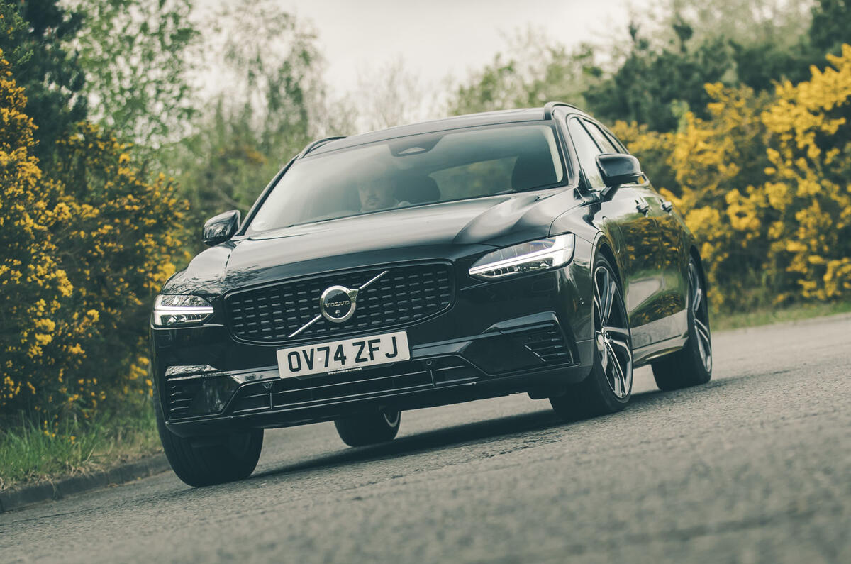 Volvo V90 2025 front quarter tracking