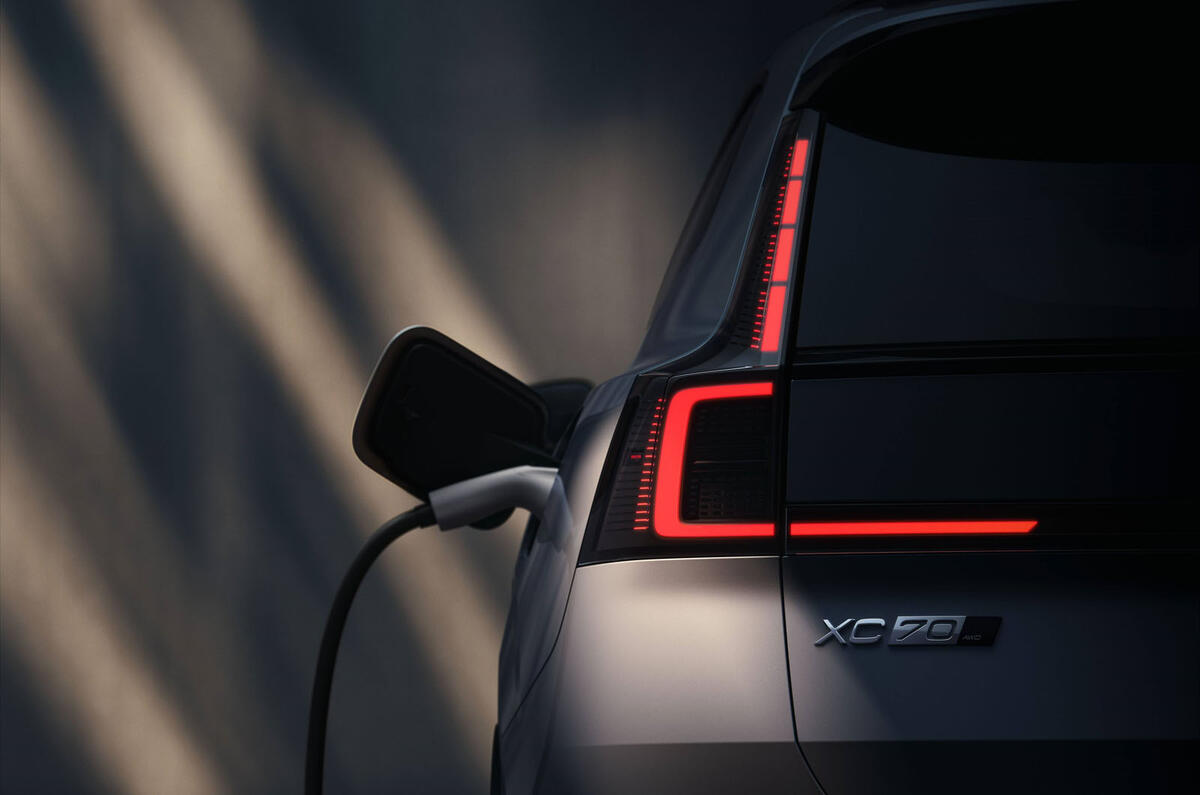 Volvo XC70 preview image   charging cable plugged in Volvo XC70 preview image   charging cable plugged in