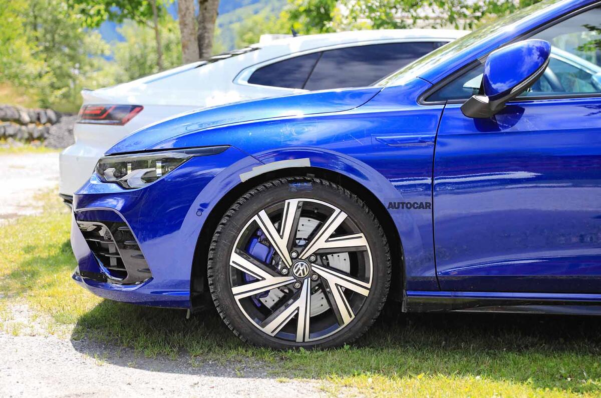 Volkswagen Golf R Mk8 spyshots side close Volkswagen Golf R Mk8 spyshots  side close