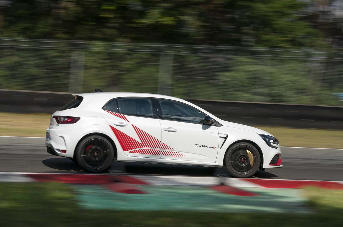 Renault Mégane RS Trophy-R cornering - side