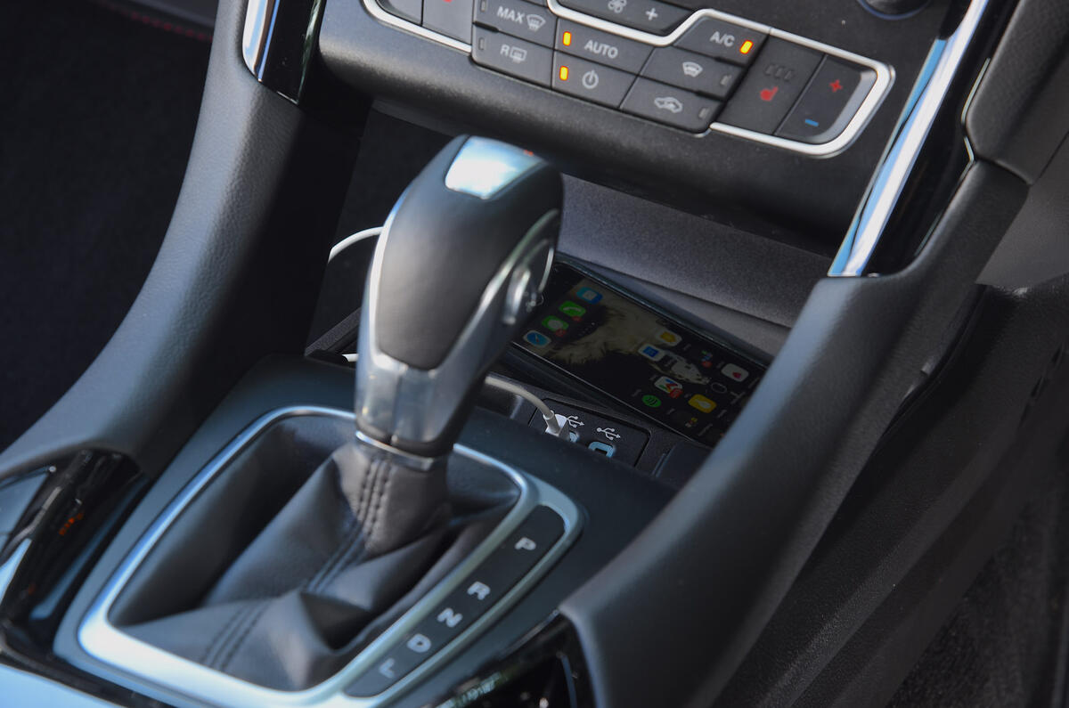 10 Ford Mondeo hybrid estate long term gearstick 10 Ford Mondeo hybrid estate long term gearstick