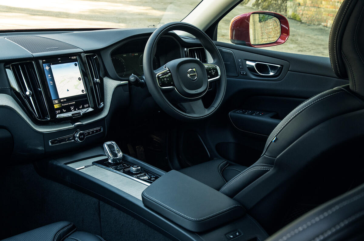 10 Volvo XC60 Recharge 2021 LT cabin