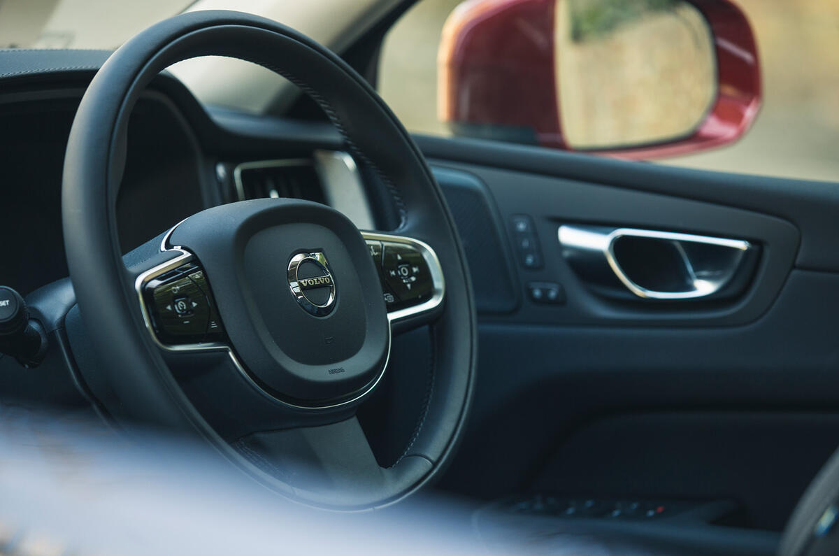 11 Volvo XC60 Recharge 2021 LT steering wheel