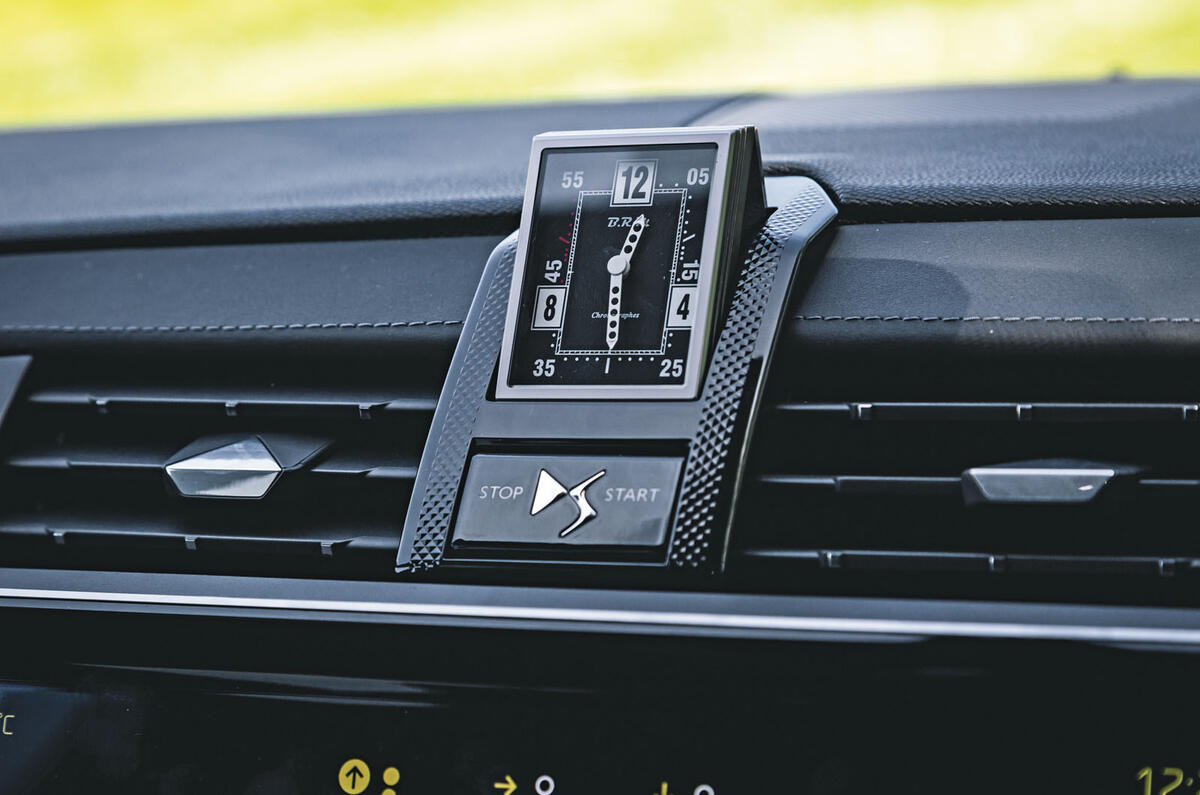 DS 7 Crossback 2019 long-term review - clock