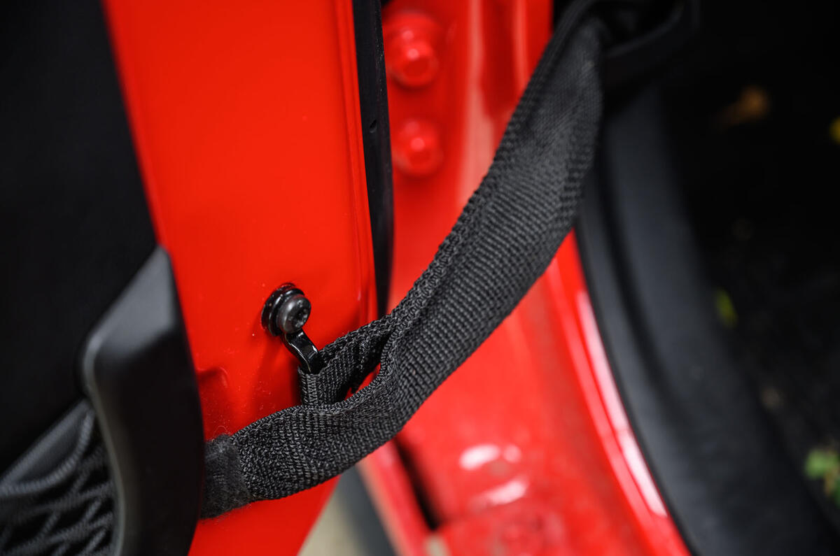 Jeep Wrangler Rubicon 2020 long-term review - straps