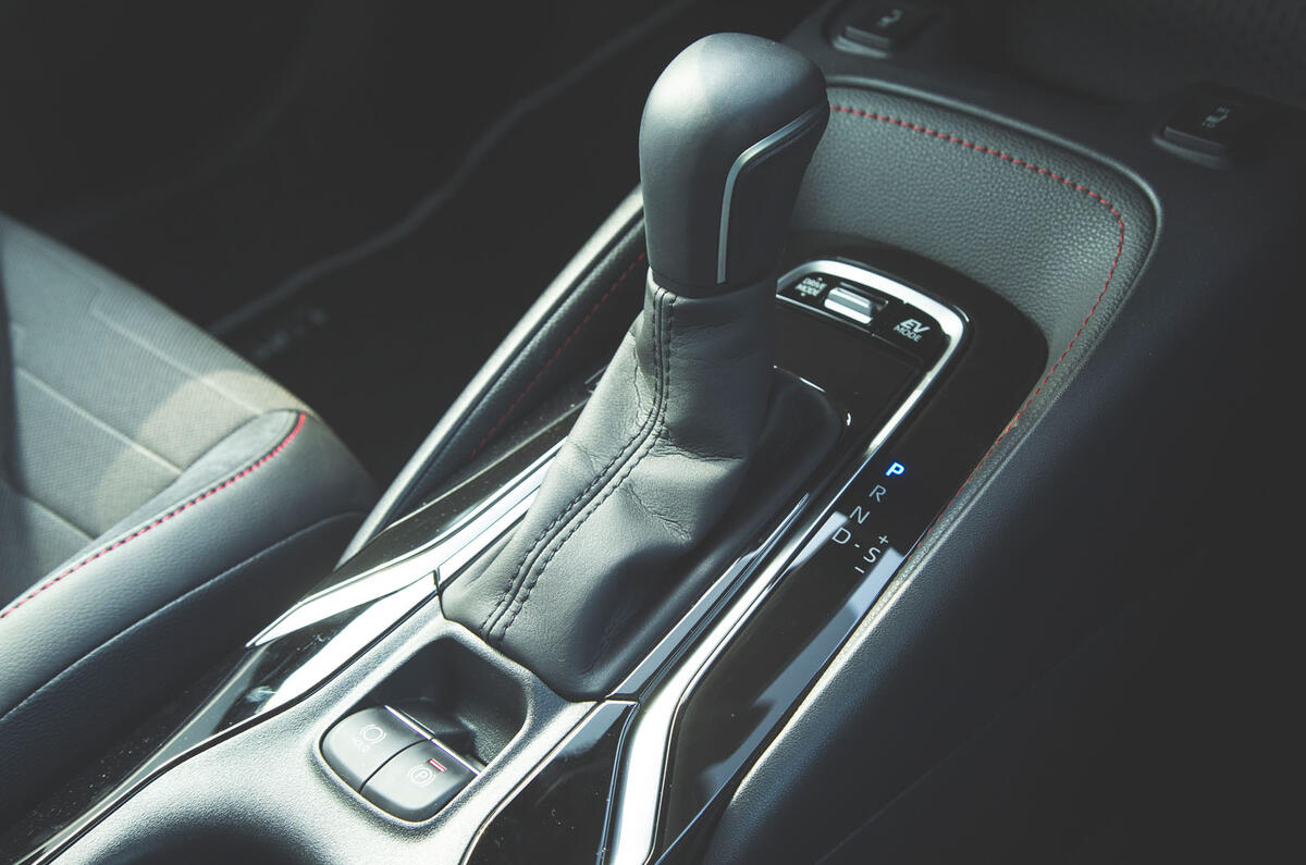 Toyota Corolla 2019 long-term review - gearstick