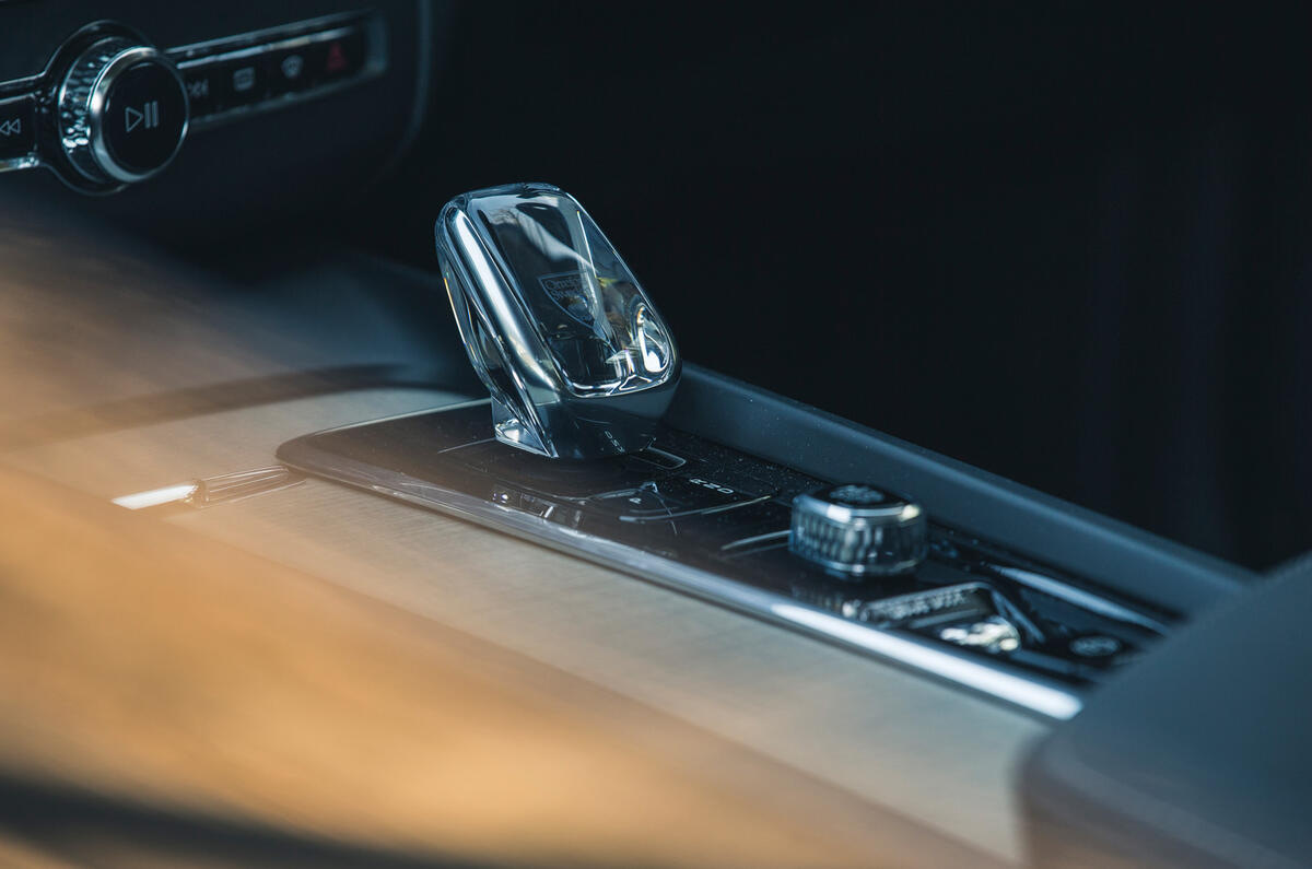 13 Volvo XC60 Recharge 2021 LT gearstick