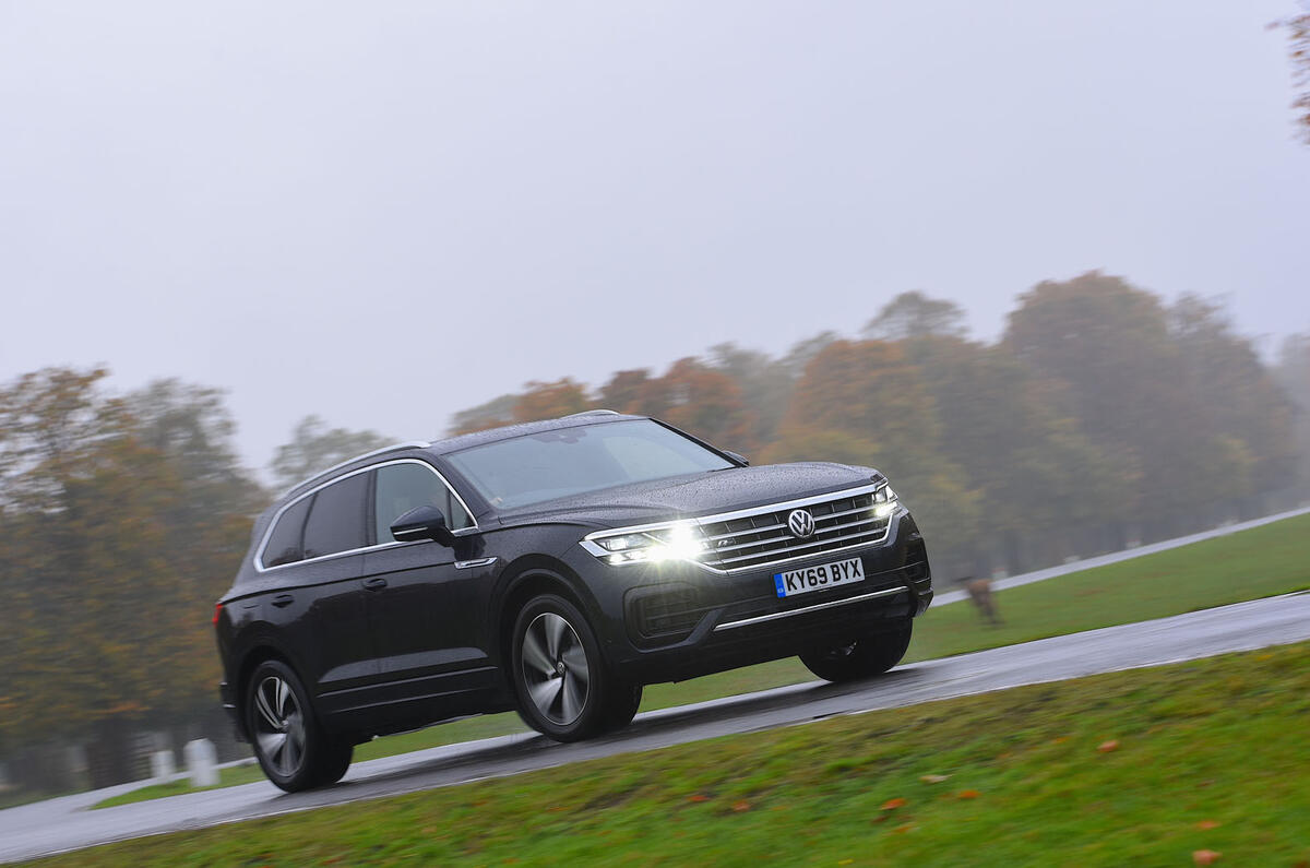 Volkswagen Touareg 2019 long-term review - driving through the park front