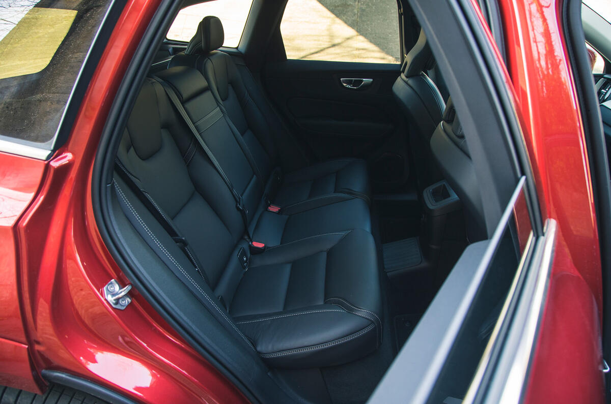 14 Volvo XC60 Recharge 2021 LT rear seats